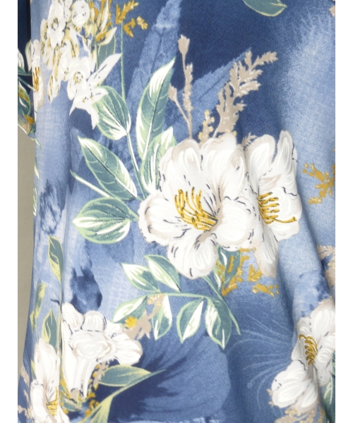 Bluzka z lejącym dekoltem woda - niebieska białe kwiaty